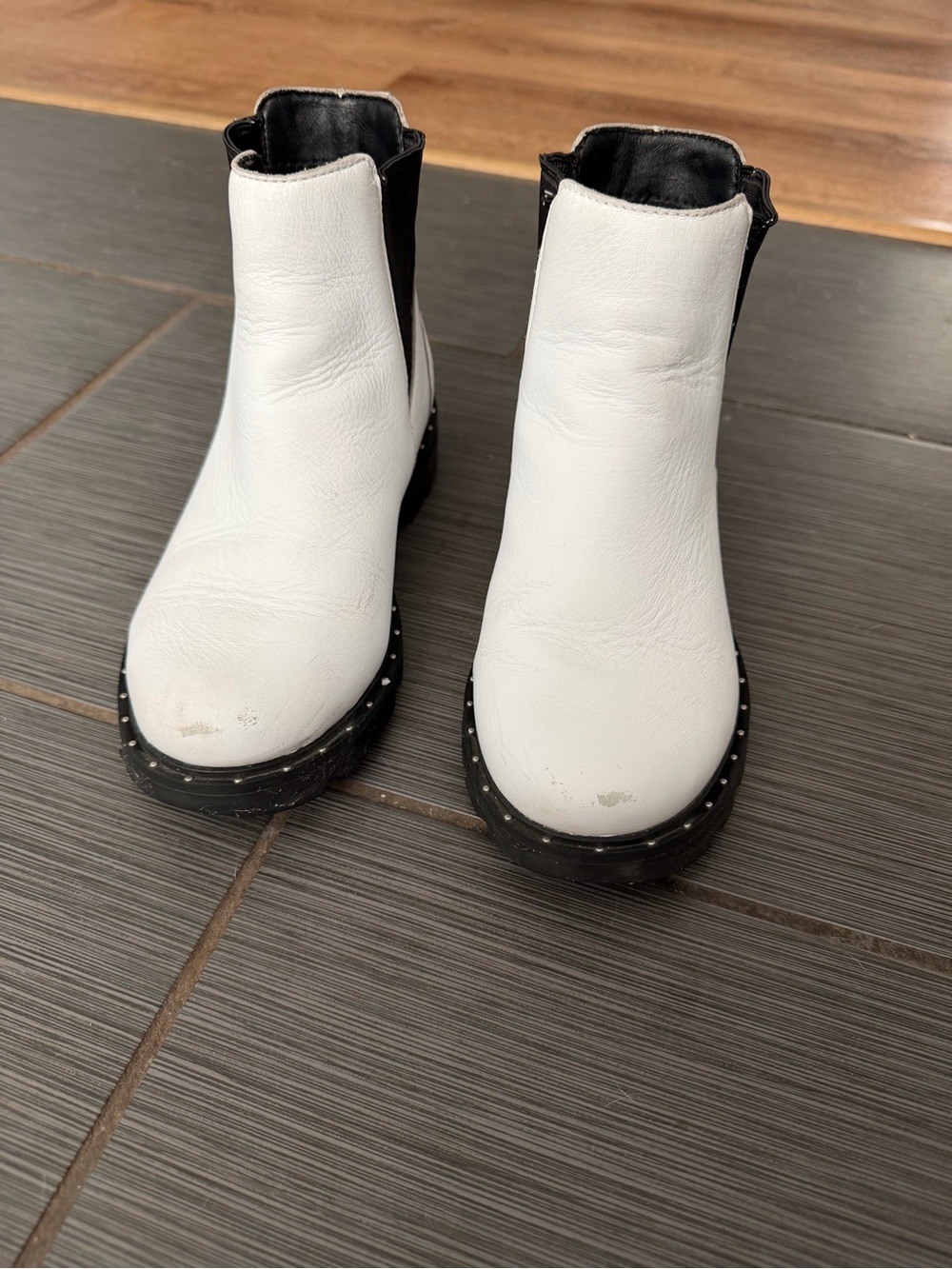 SOREL White Leather Chelsea Ankle Boots Studded Trim Black Detail Size 6.5